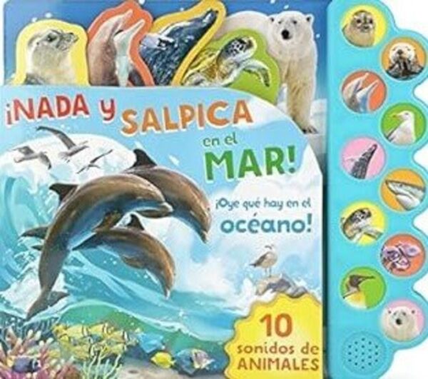 Nada y salpica en el mar